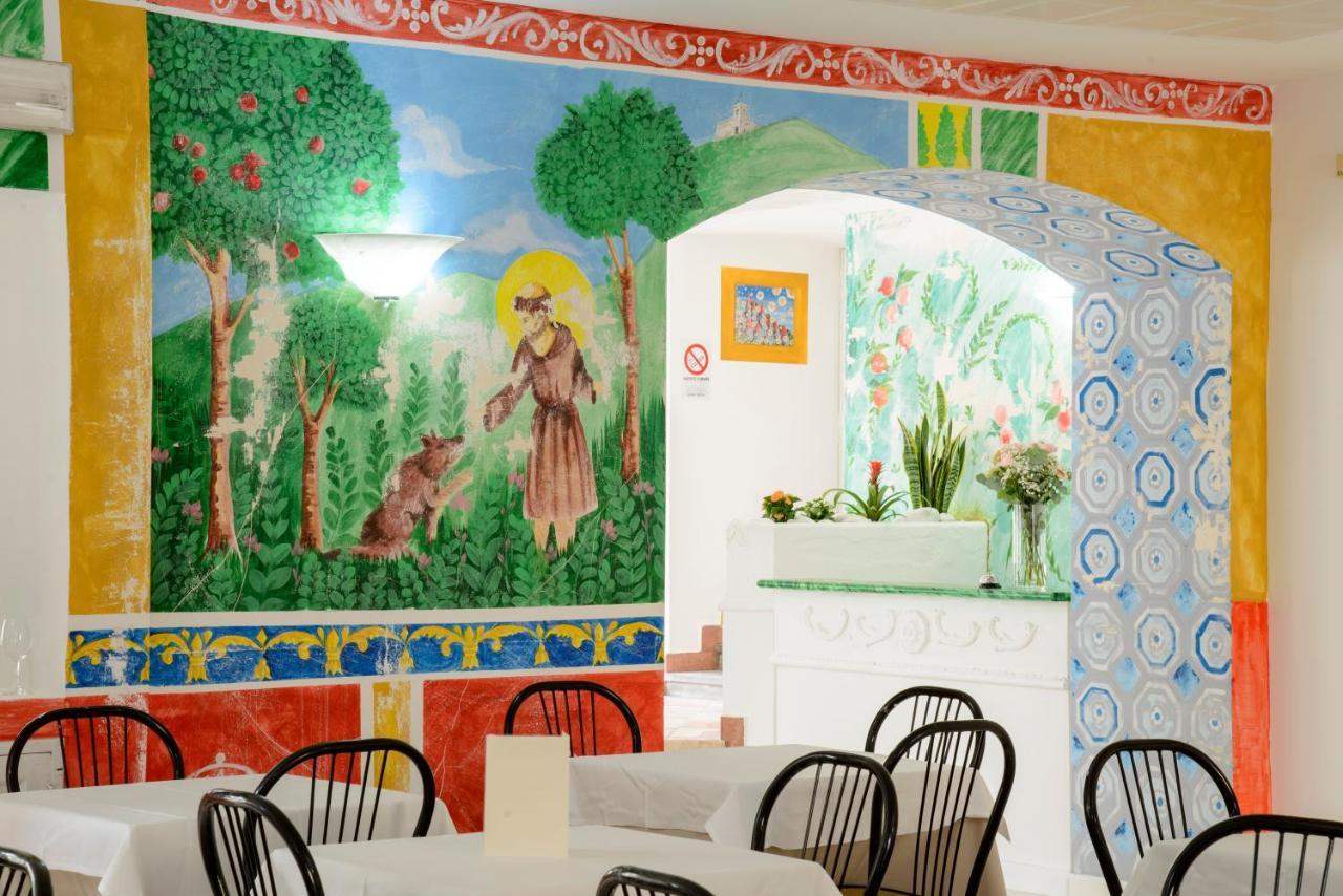 Hotel San Francesco E Il Lupo กุบบีโอ ภายนอก รูปภาพ
