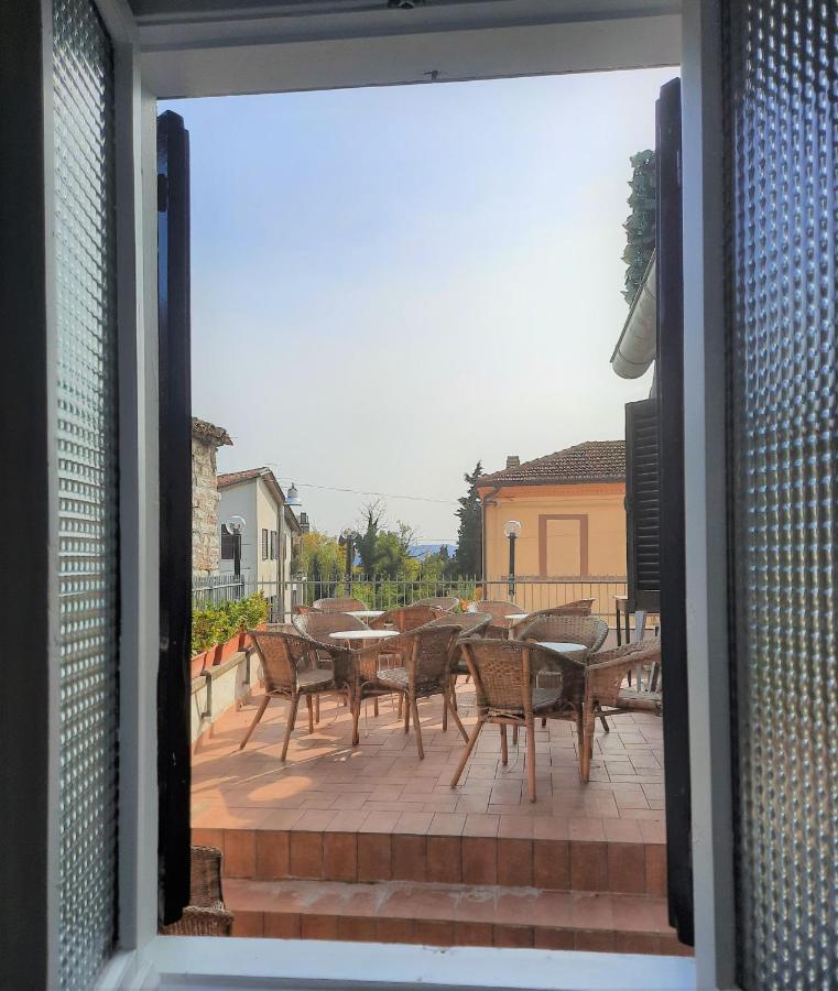 Hotel San Francesco E Il Lupo กุบบีโอ ภายนอก รูปภาพ
