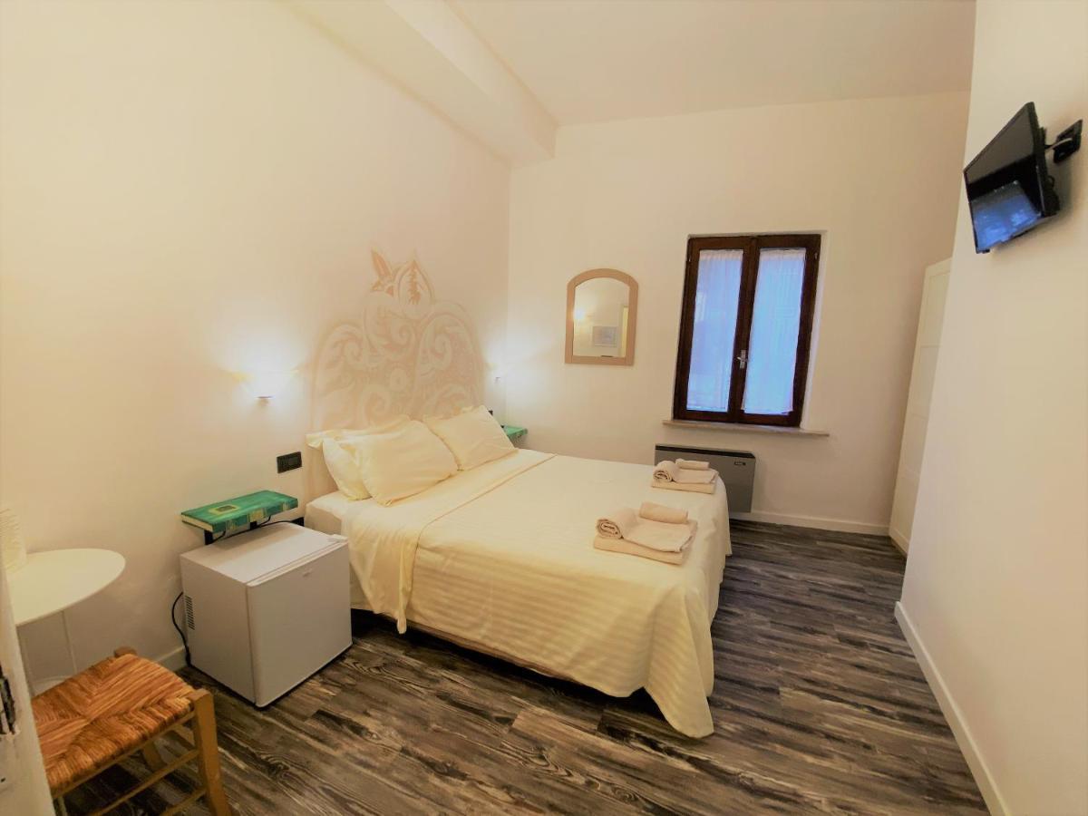 Hotel San Francesco E Il Lupo กุบบีโอ ภายนอก รูปภาพ