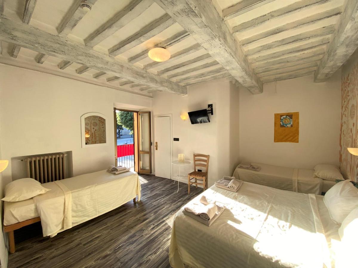 Hotel San Francesco E Il Lupo กุบบีโอ ภายนอก รูปภาพ