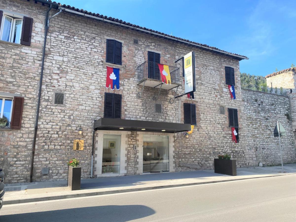 Hotel San Francesco E Il Lupo กุบบีโอ ภายนอก รูปภาพ