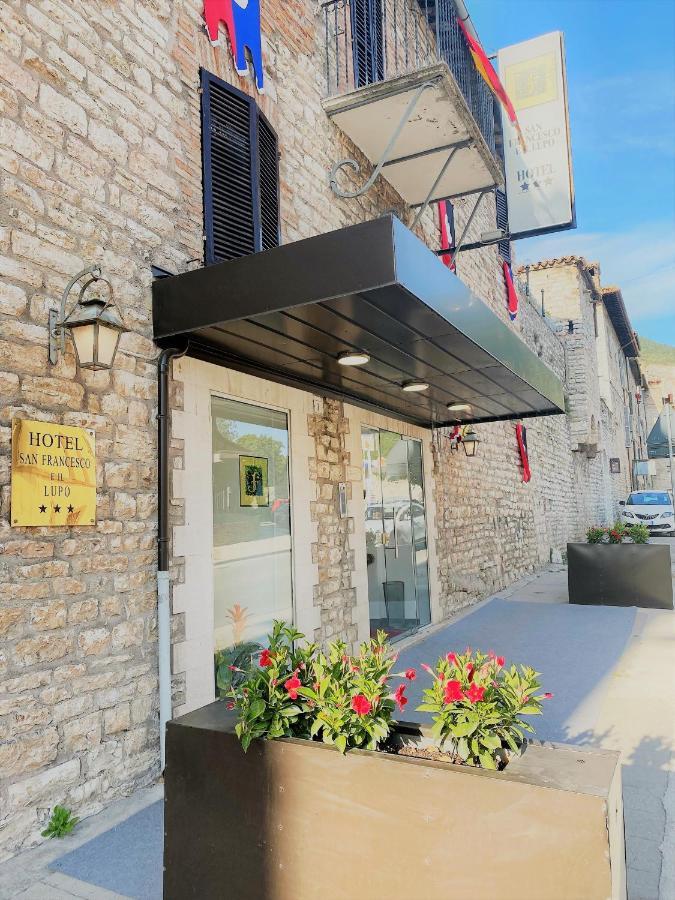 Hotel San Francesco E Il Lupo กุบบีโอ ภายนอก รูปภาพ