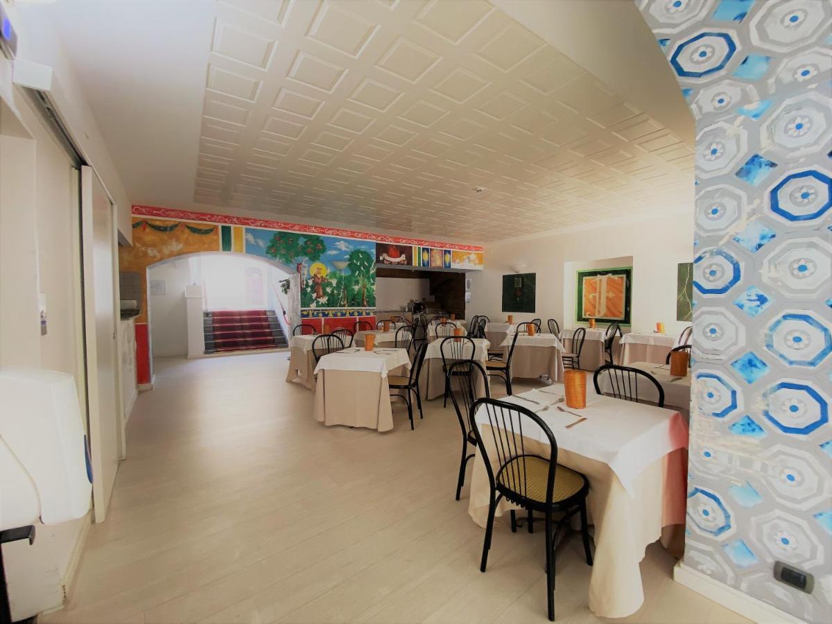 Hotel San Francesco E Il Lupo กุบบีโอ ภายนอก รูปภาพ